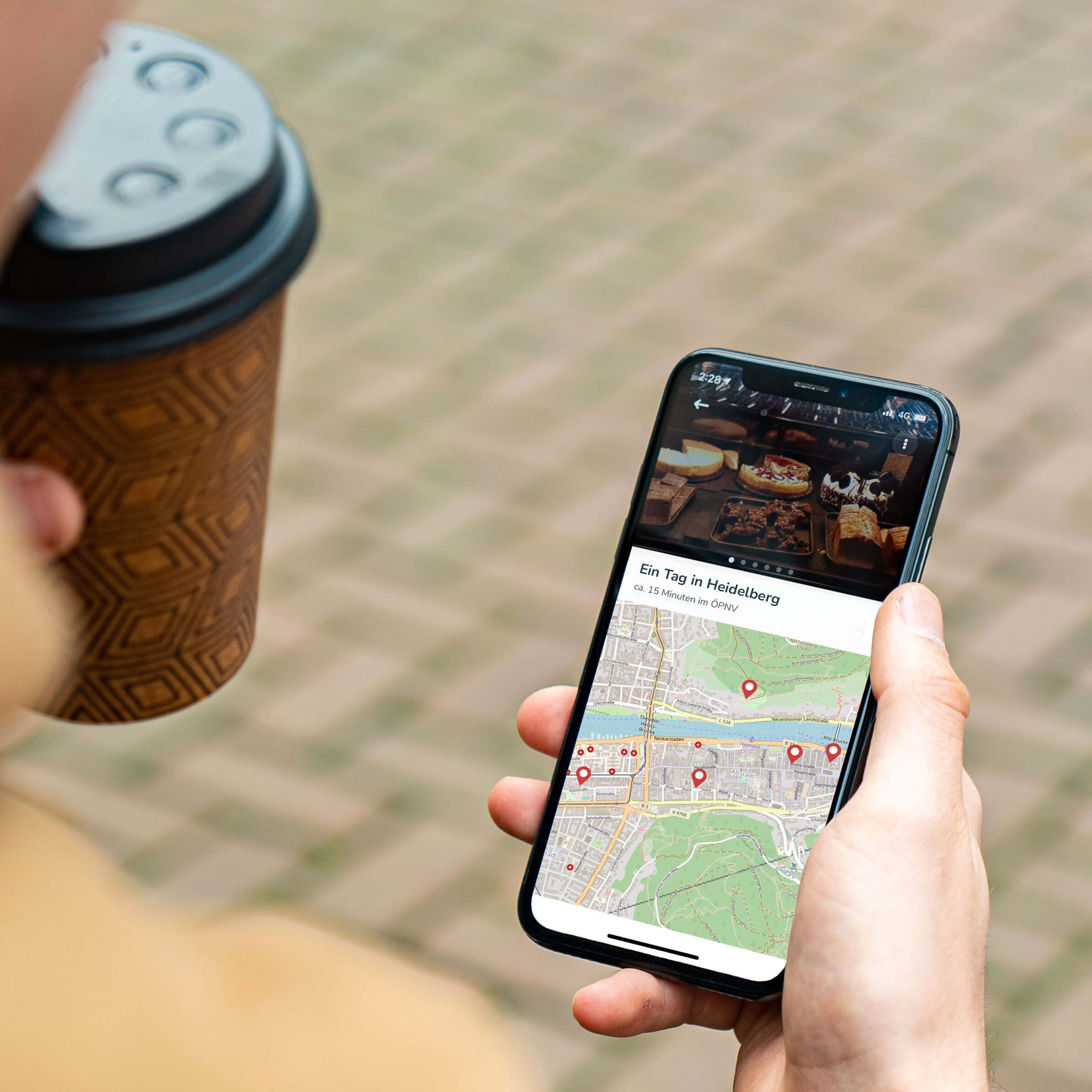 Mensch mit Smartphone in der Hand, das die happy trips Integration zeigt